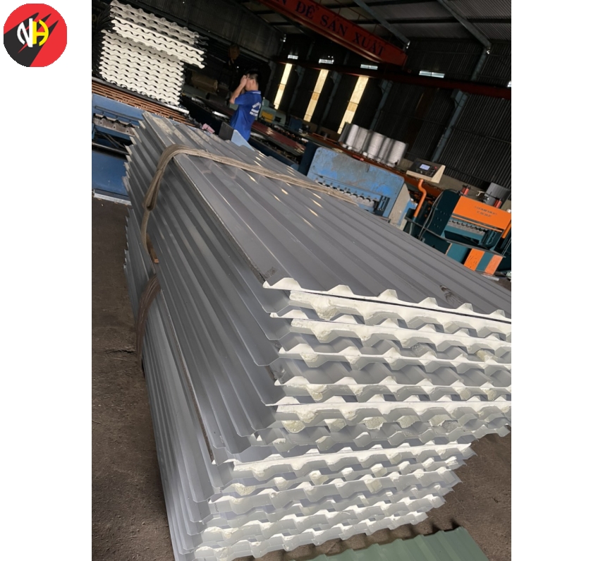 Tôn mạ màu trắng + pu 16li ( 9 sóng)